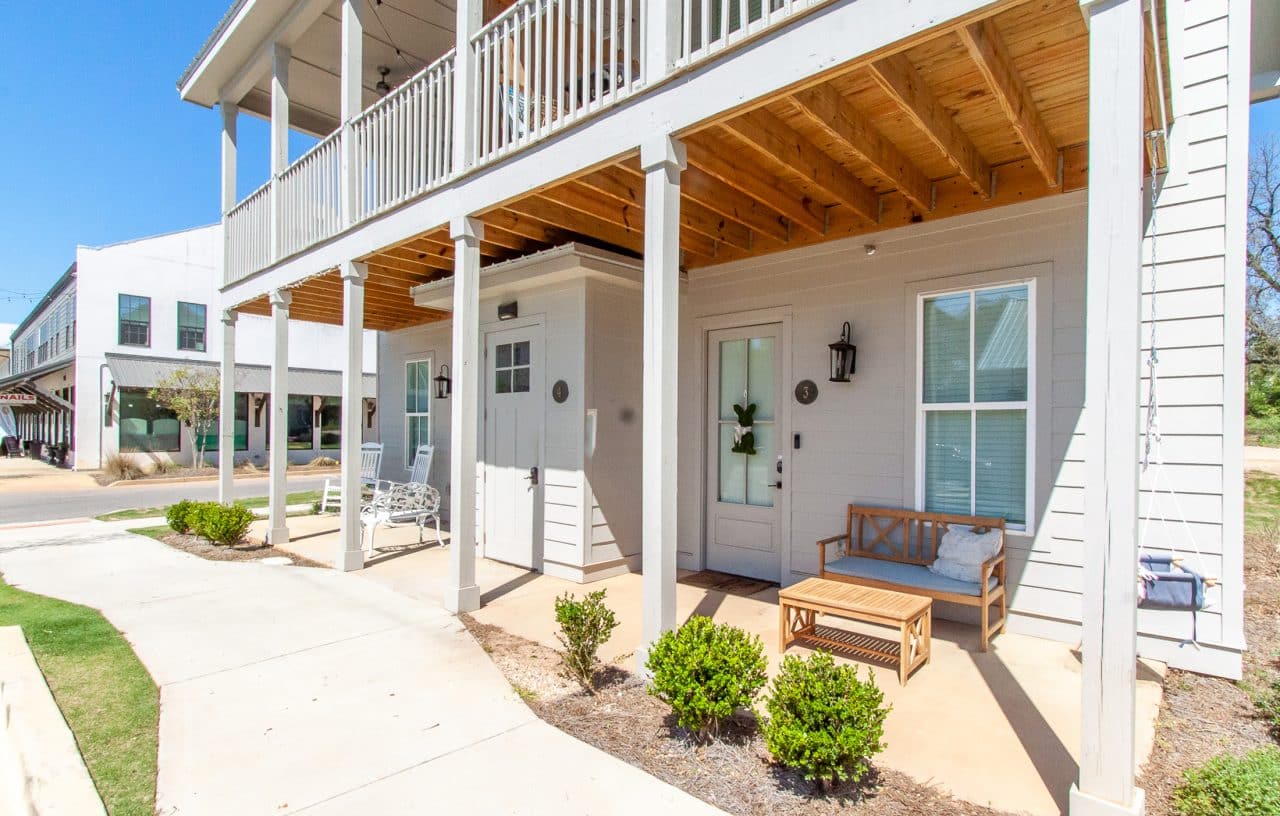 midtown auburn apartments near auburn university building porch